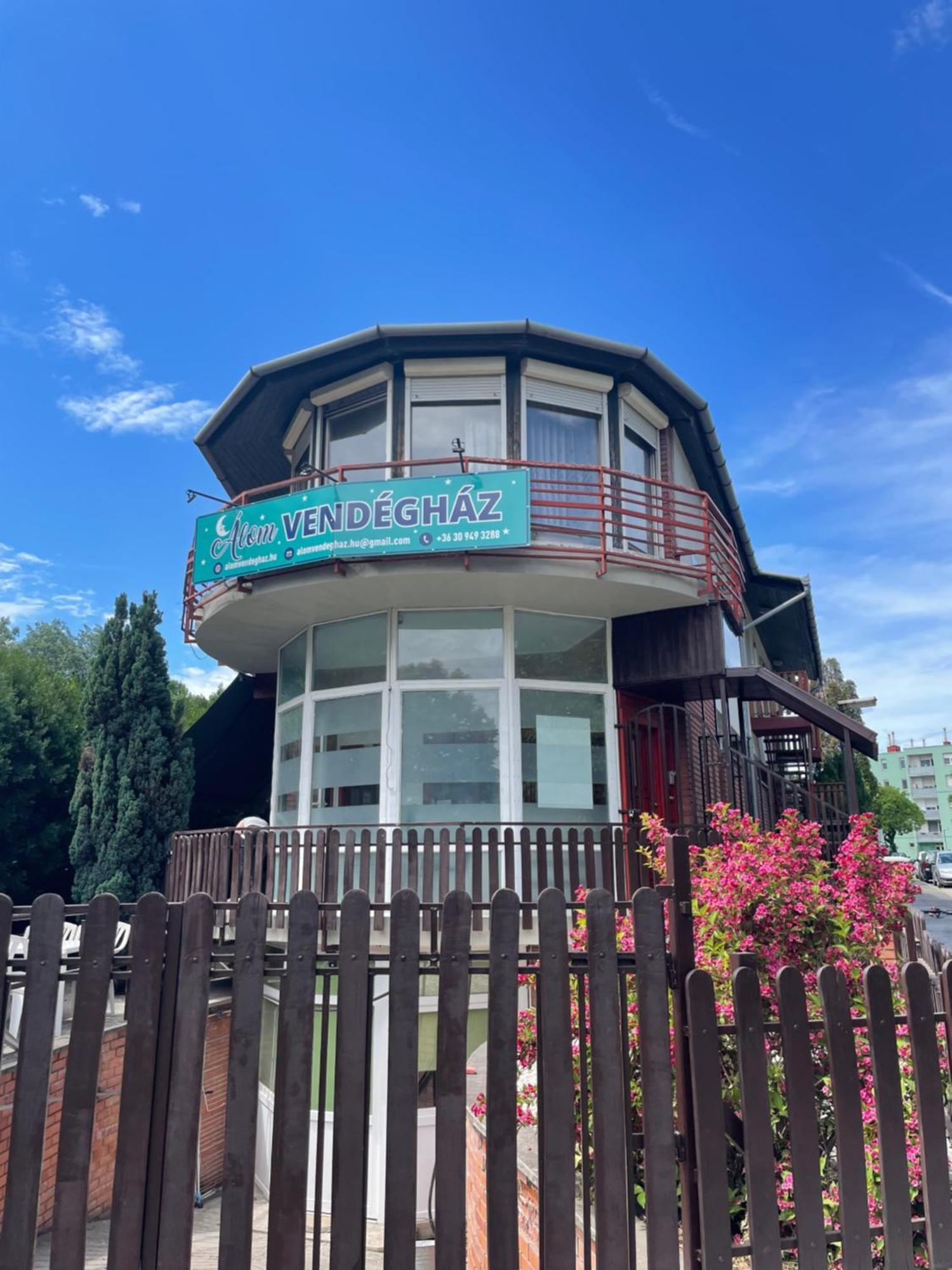 Hotel Alom Vendeghaz Dunaújváros Exterior foto